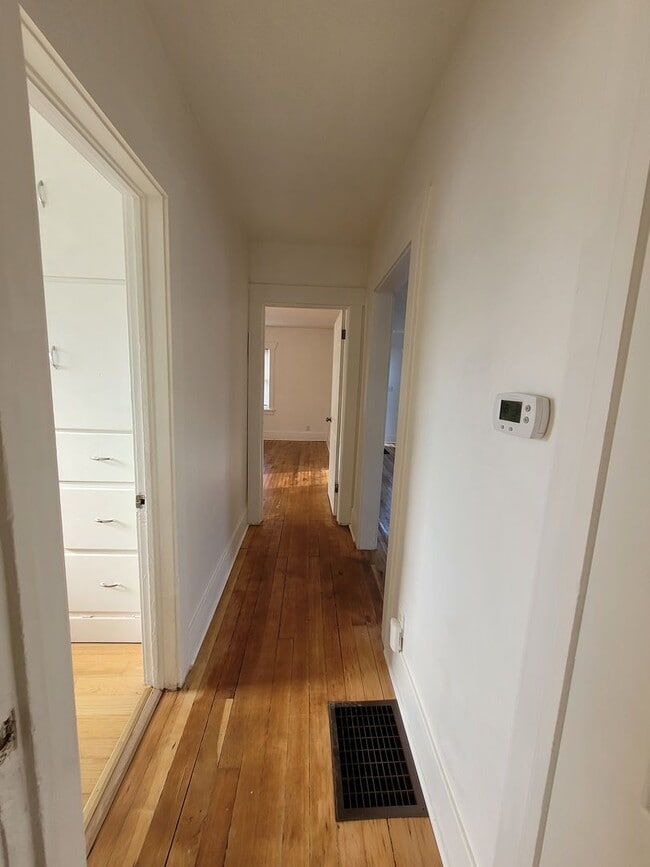 Building Photo - Charming 2-Bedroom, 1-Bathroom House for R...