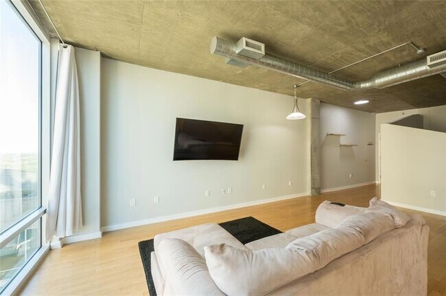 Building Photo - 943 Peachtree St NE