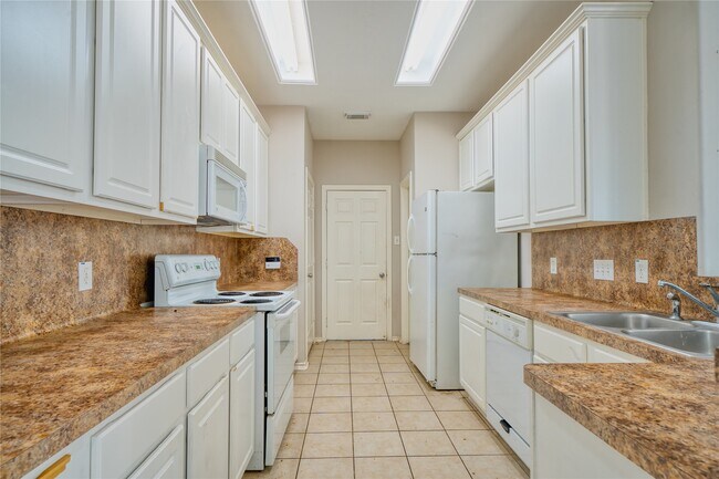 Building Photo - 2907 Hackamore Ln