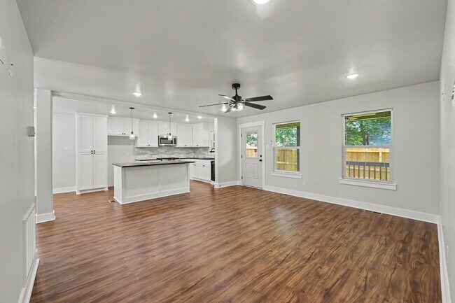 Building Photo - 116 Sun City Ln