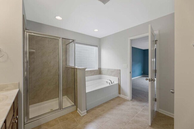 Building Photo - Welcome Home!!! Beautiful 3b 2.5b in Masse...