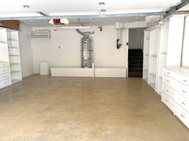 Building Photo - Updated 2 bedroom townhome in Manhattan Vi...