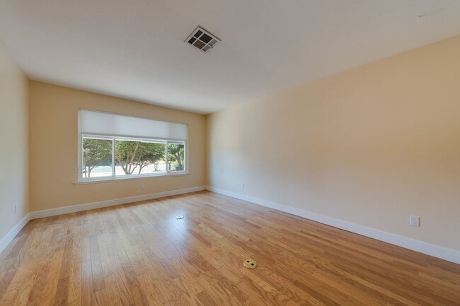 Building Photo - Charming 3 Bedroom Single-Story with Firep...