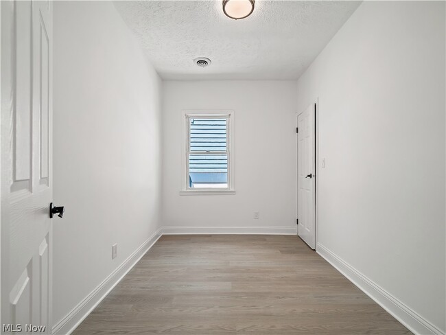 Building Photo - 2037 W 11th St