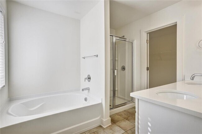 Building Photo - 2240 Mulsanne Dr