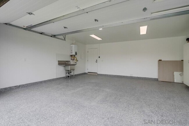 Building Photo - 14066 Crest Way