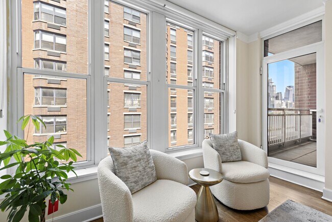 Building Photo - 1125 Maxwell Ln