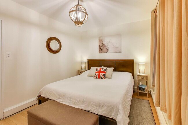 Building Photo - 636 W Waveland Ave