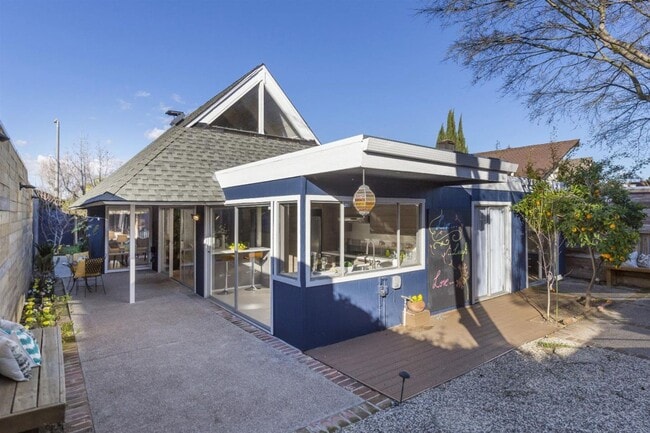 Building Photo - Bright and Airy Sunnyvale Home with Updated Bathrooms and Private Yard