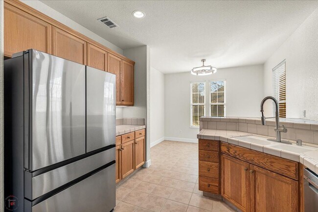 Building Photo - Beautiful 3(4) Bedroom/2 Bath Home Located in Lodi Ca