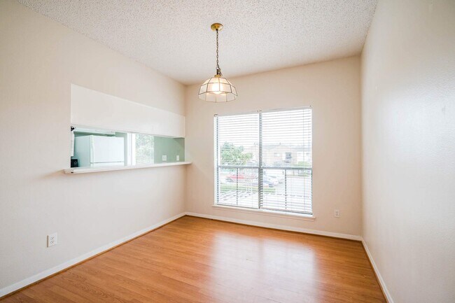 Building Photo - 3742 Thistlemont Dr