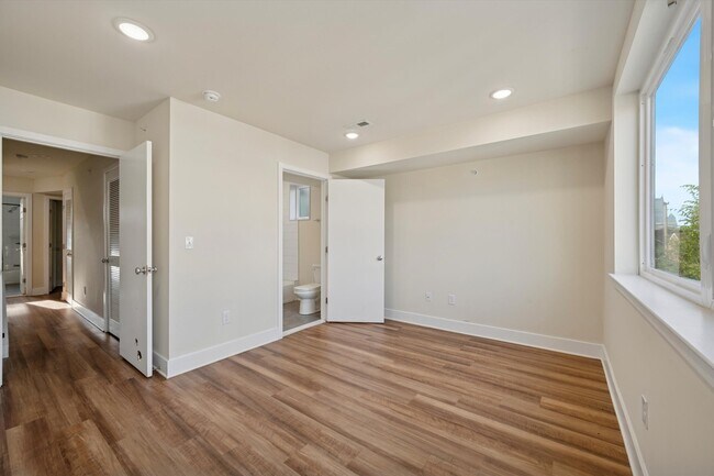 Building Photo - 1519 N Sydenham St