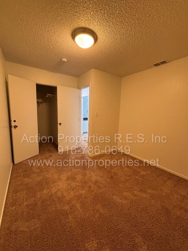 Building Photo - Roseville Condo all one level: 2 Bedroom 1 Bathroom Single Level, Large Living Room Central Heat ...