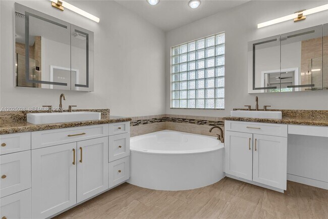 Building Photo - 950 Marina Dr