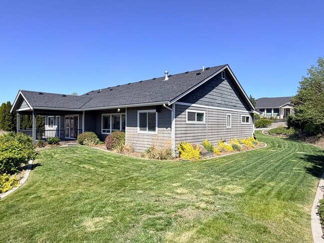 Building Photo - Luxury, golf course living with VIEWS! 3+ bed, 3 bath, three car garage and so much more!