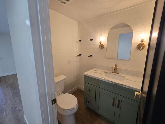 Building Photo - Hawarden Hills Home