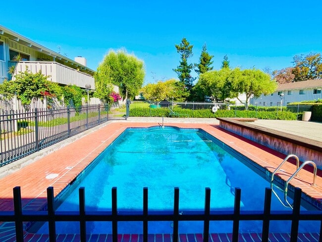 Building Photo - Beautifully Updated 3 Bed 2 Bath Condo W/ ...
