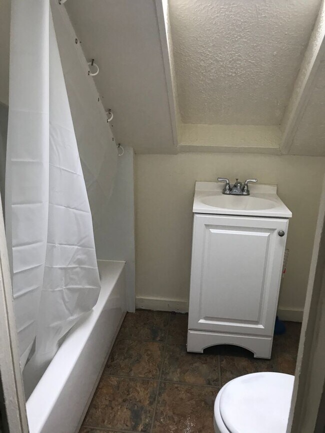 Building Photo - ELM 869-871