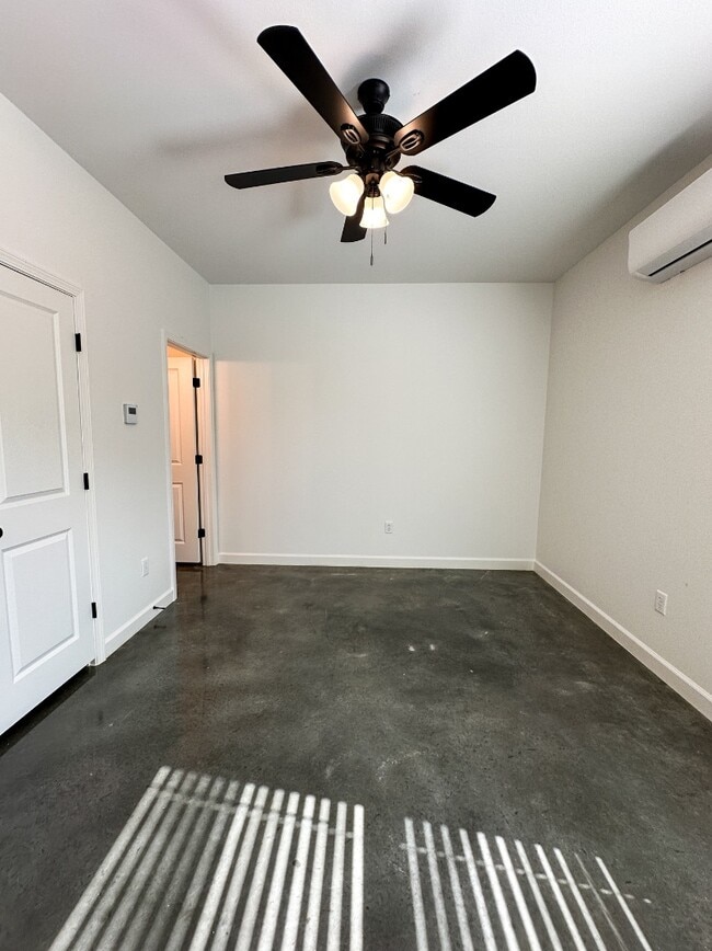 Building Photo - 1724 Rosemary Dr