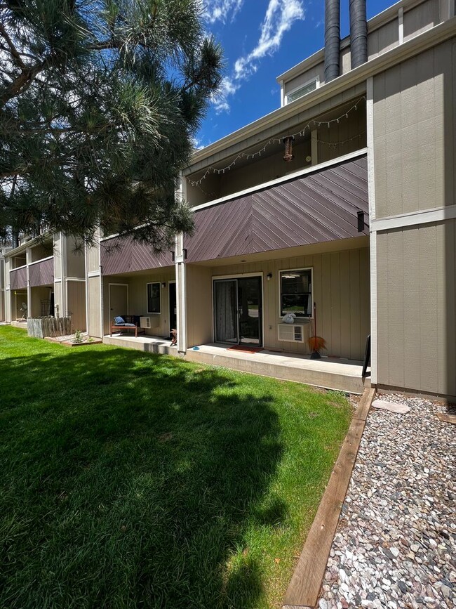 Building Photo - Tastefully updated 1 bedroom, 1 bathroom c...