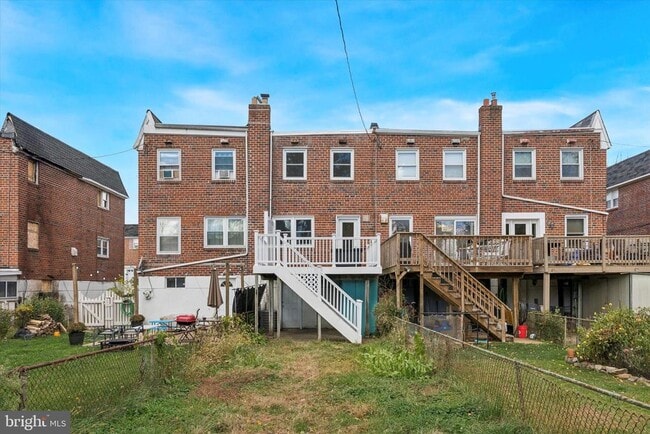 Building Photo - 334 Mary St