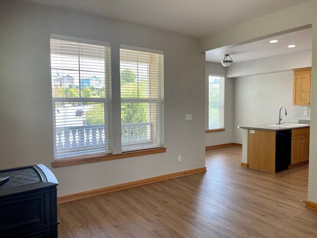 Building Photo - Desirable Downtown Poulsbo Place condo