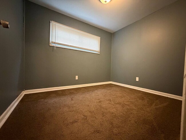 Building Photo - Updated 4 Bedroom Home with Off-Street Parking