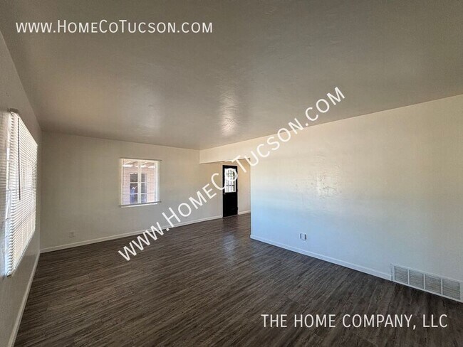 Building Photo - 833 W Jacinto St