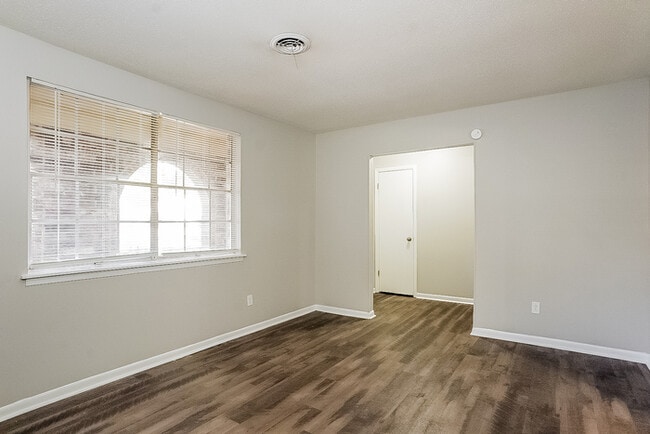 Building Photo - Charming Brick Home in Augusta