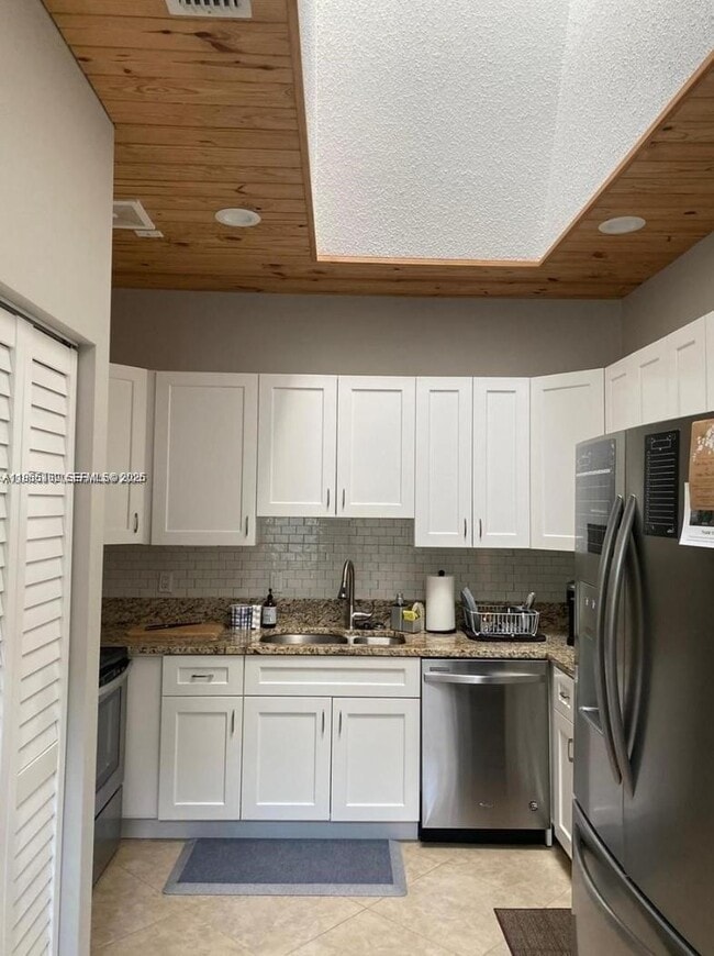 Building Photo - 51 N Lakeshore Dr