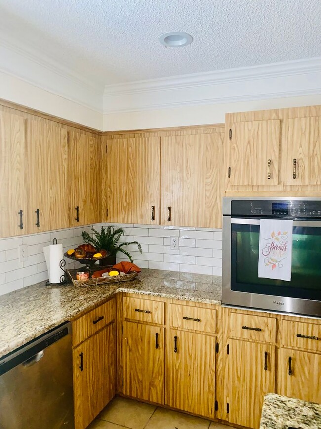 Building Photo - SPACIOUS HOME ON ACREAGE