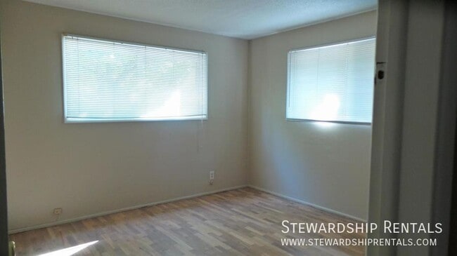 Building Photo - 1275 E 30th Ave