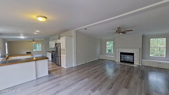 Building Photo - 20 Deer Ridge Dr W