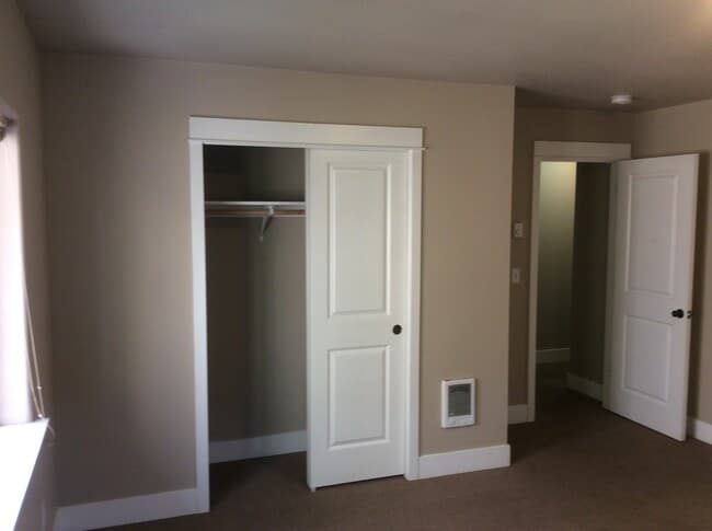 Building Photo - 5 Bedroom Duplex in University Area