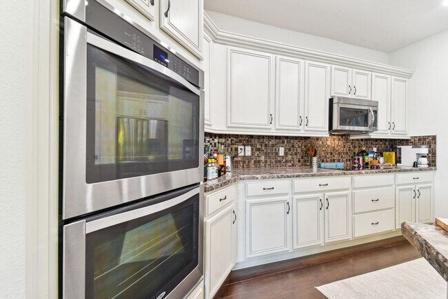 Building Photo - Spacious 4 Bed, 2 Bath Single Family Home ...