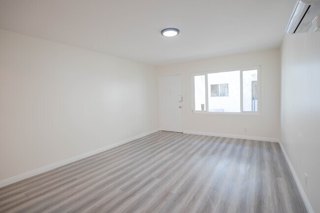 Building Photo - 821 W 167th St