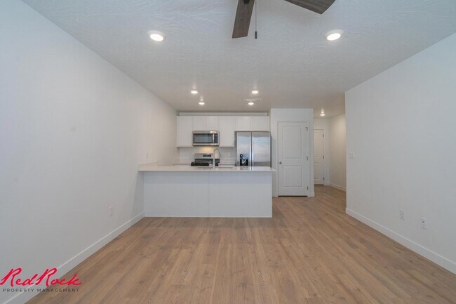 Building Photo - Dog Friendly! 3 Bedroom 2 Bathroom Townhome in Long Valley.