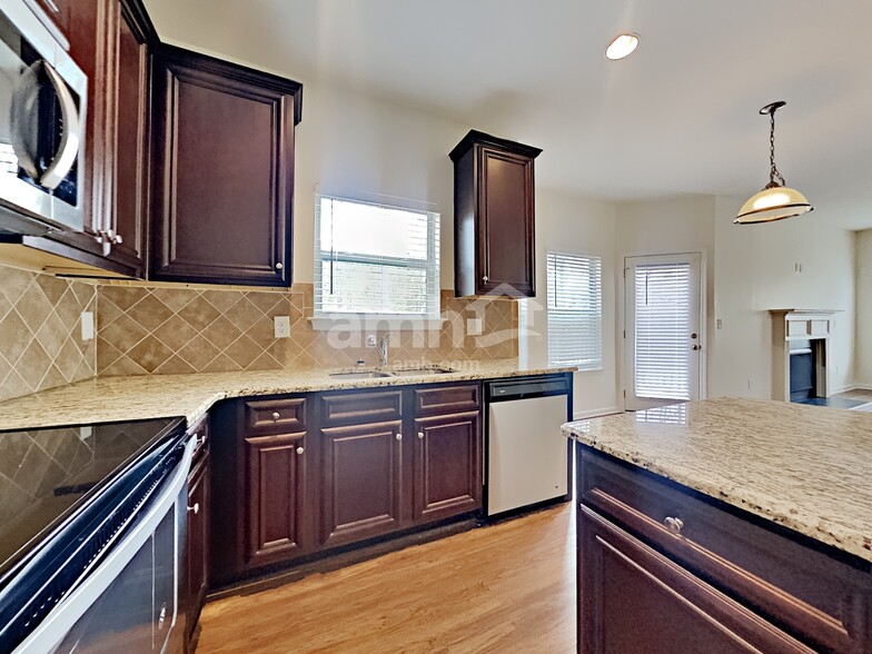 Building Photo - 402 Cleburne Pl