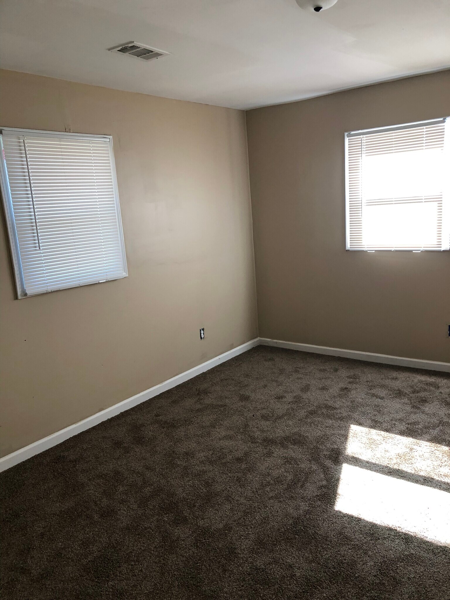 Building Photo - 1706 Riverside Ct NE
