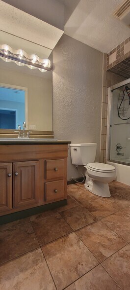 Building Photo - 312 38th St