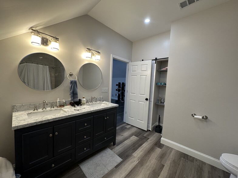 Dual vanity main bathroom - 106 Elm St