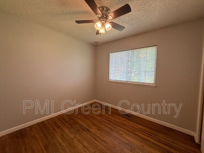 Building Photo - 4805 Bermuda Cir