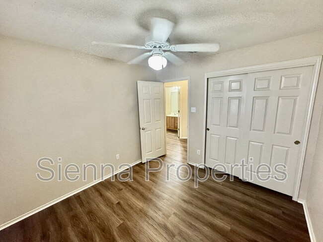 Building Photo - 909 House Creek Dr