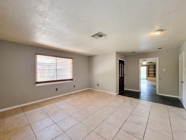 Building Photo - 1703 Raintree Dr