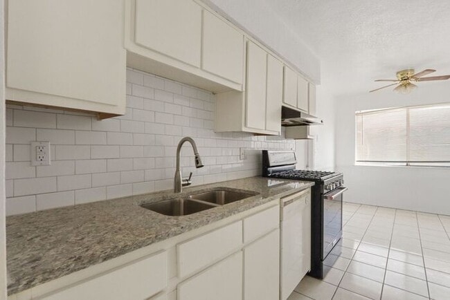 Building Photo - Beautiful brick home in the Vista Del Sol ...