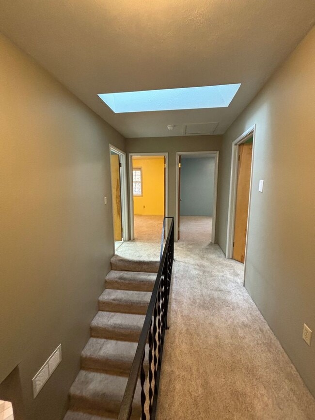 Building Photo - Spacious 4BR, 2.5BA home on 1.3 acres in O...