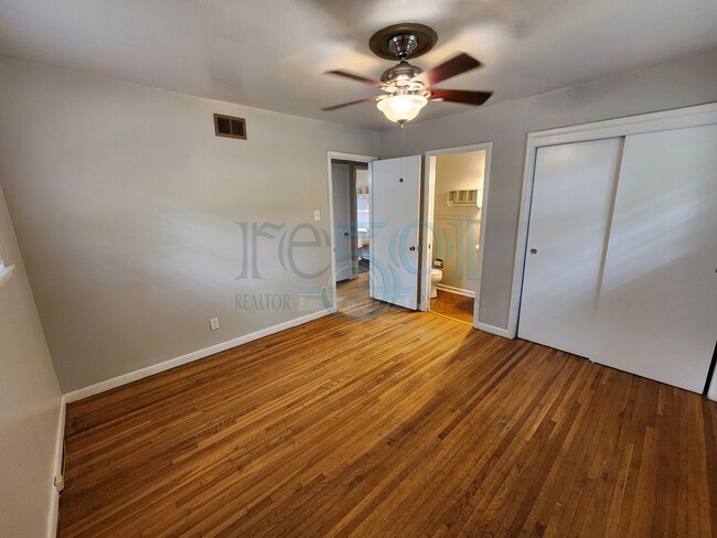 Building Photo - Wonderful 3BR/1.5BA Just a few blocks away...