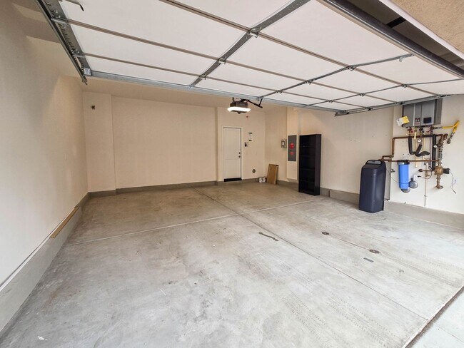 Building Photo - Highly upgraded townhome in Carlsbad