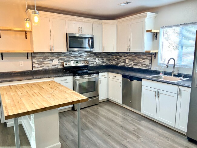 Building Photo - 305 Redwood Dr