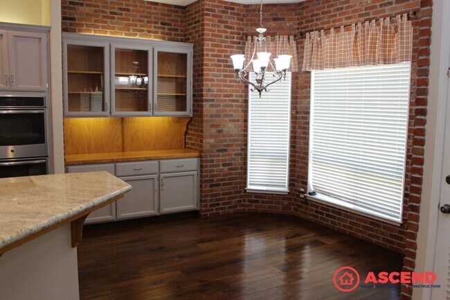 Building Photo - Spacious 4 Bed / 2 Bath Home with Pool & Fireplace in Northwest Bakersfield (93312)